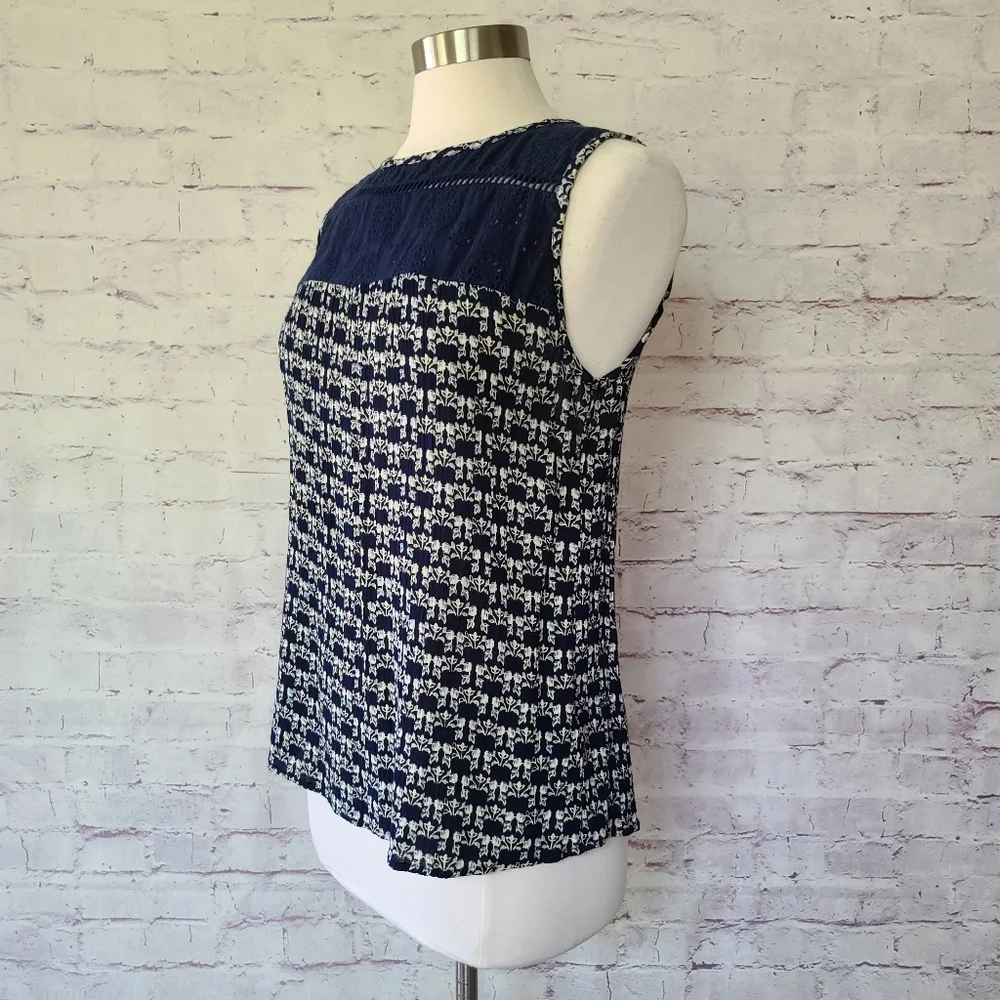Charlie Paige Navy Floral Print with Eyelet Lace Sleeveless Top Medium